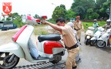 CSGT Hà Nội ứng trực hỗ trợ người dân di chuyển qua vùng ngập úng